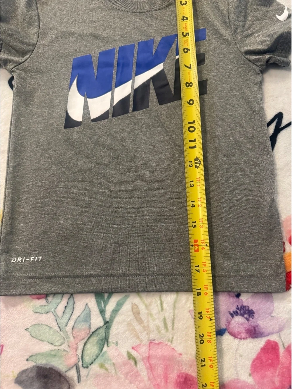 Nike Dri-Fit Boys' Gray Tri-Color Logo Crewneck Short-Sleeve T-Shirt Size S 5/6